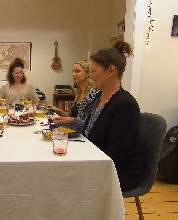 Tag 3 der „Celebrate Women“-Woche: Gut gelaunt geht es an den ersten Gang des Abends, von links: Candice, Pia, Gastgeberin Amber, Katja und Sabine.