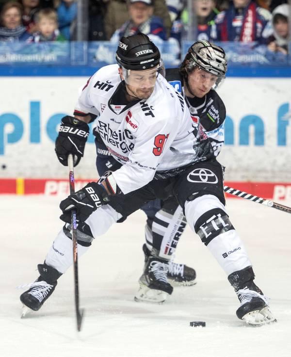 Eishockey: Iserlohn Roosters gegen die Kölner Haie. Hier sichert Kölns Moritz Müller den Puck ab.