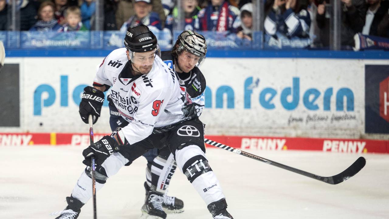 Eishockey: Iserlohn Roosters gegen die Kölner Haie. Hier sichert Kölns Moritz Müller den Puck ab.