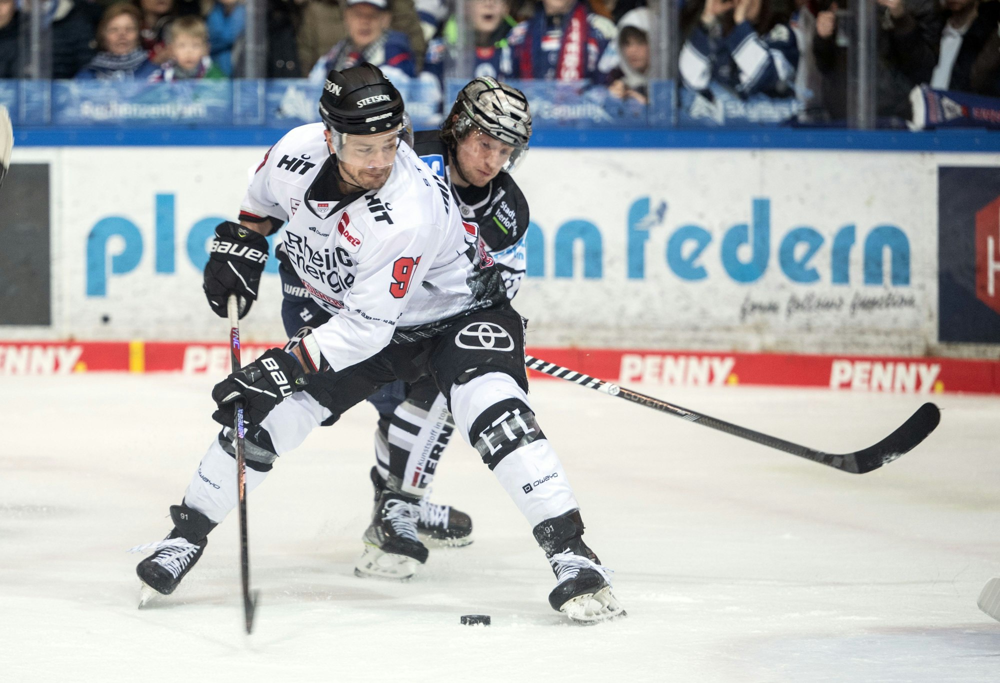 Eishockey: Iserlohn Roosters gegen die Kölner Haie. Hier sichert Kölns Moritz Müller den Puck ab.