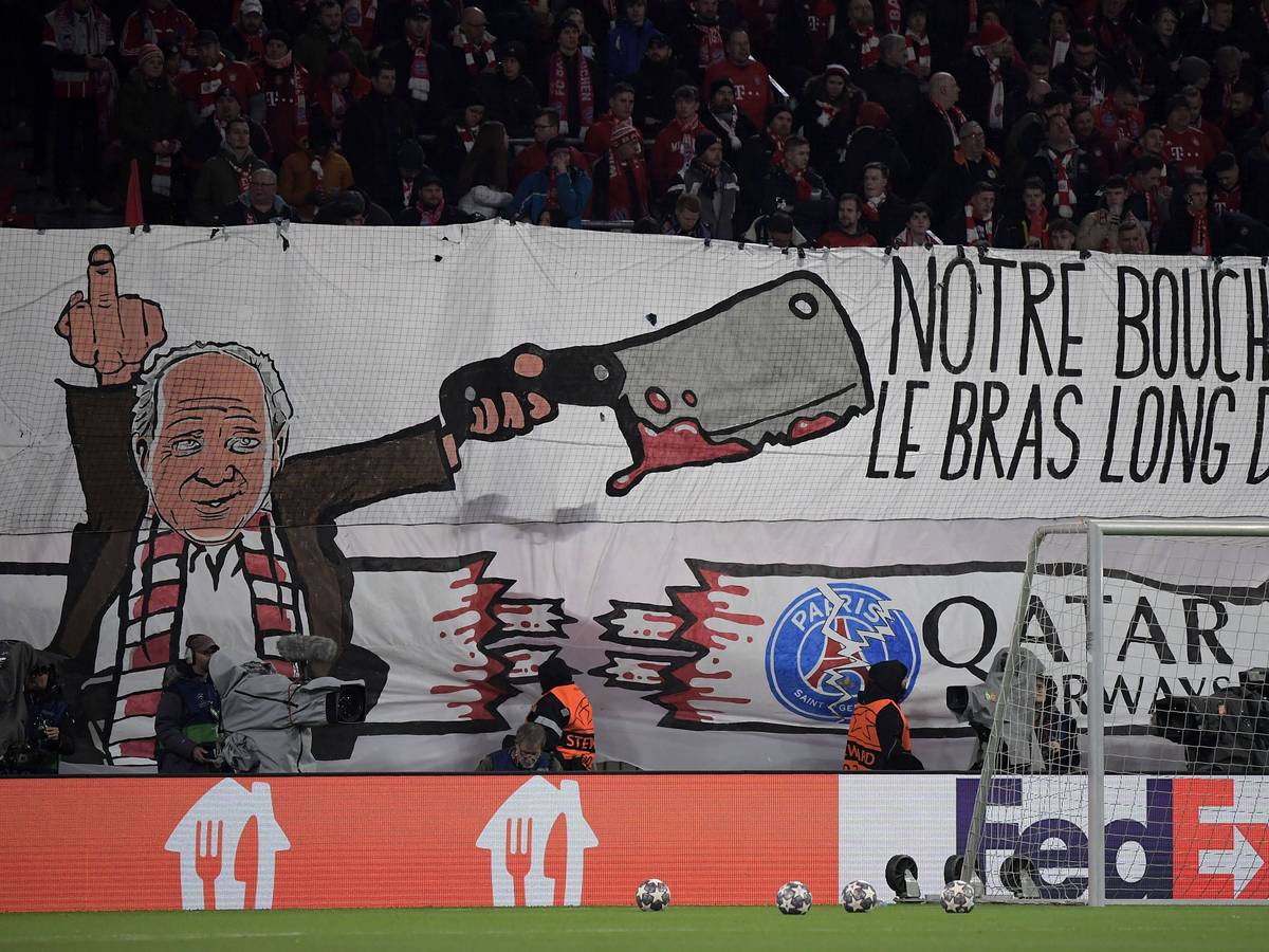 Fans von Bayern München zeigen vor dem Spiel gegen PSG ein blutiges Plakat mit Uli Hoeneß als Metzger.