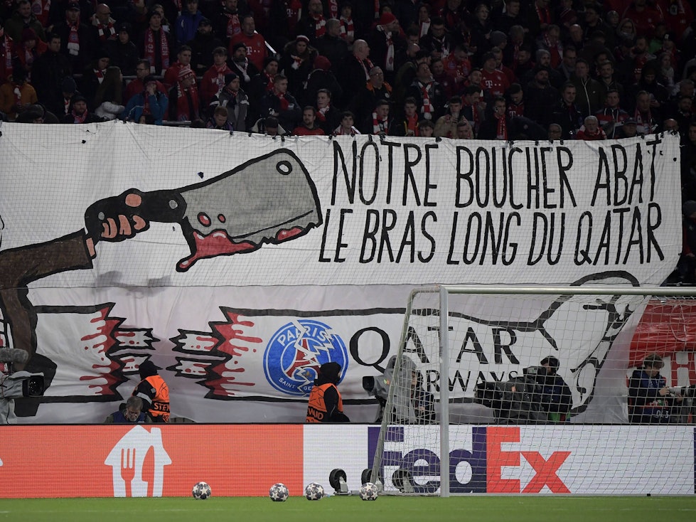 Fans von Bayern München zeigen vor dem Spiel gegen PSG ein blutiges Plakat mit Uli Hoeneß als Metzger.