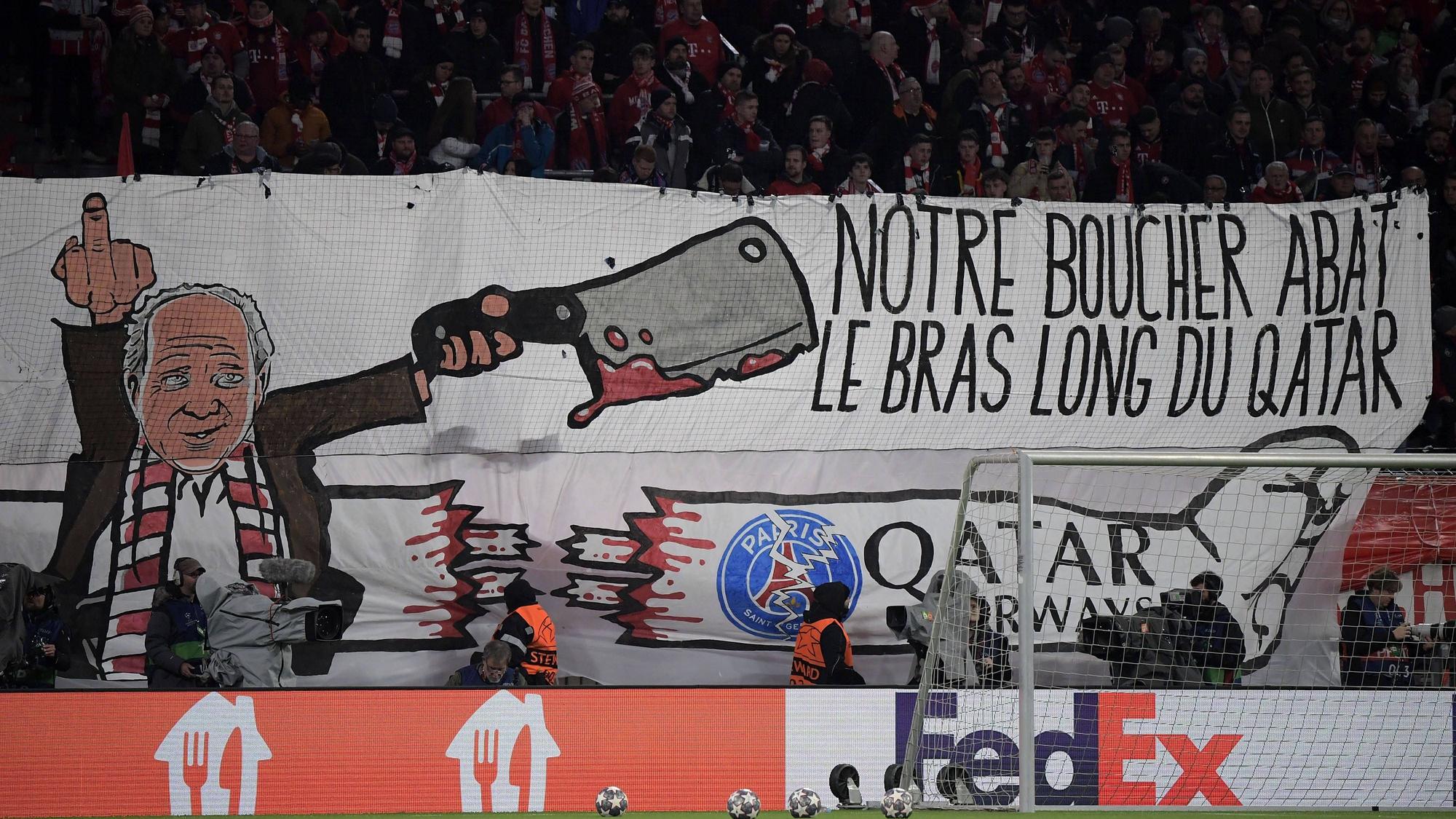 Fans von Bayern München zeigen vor dem Spiel gegen PSG ein blutiges Plakat mit Uli Hoeneß als Metzger.