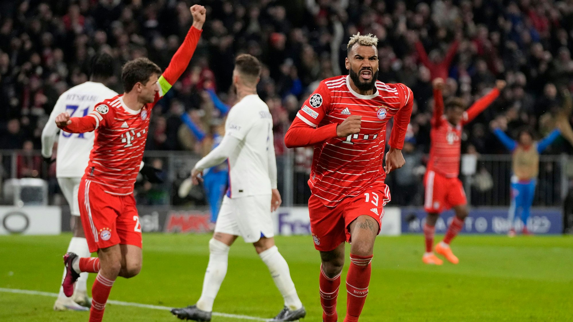 Eric Maxim Choupo-Moting jubelt über den Treffer, der den FC Bayern gegen PSG endgültig ins Viertelfinale der Champions League bringt.