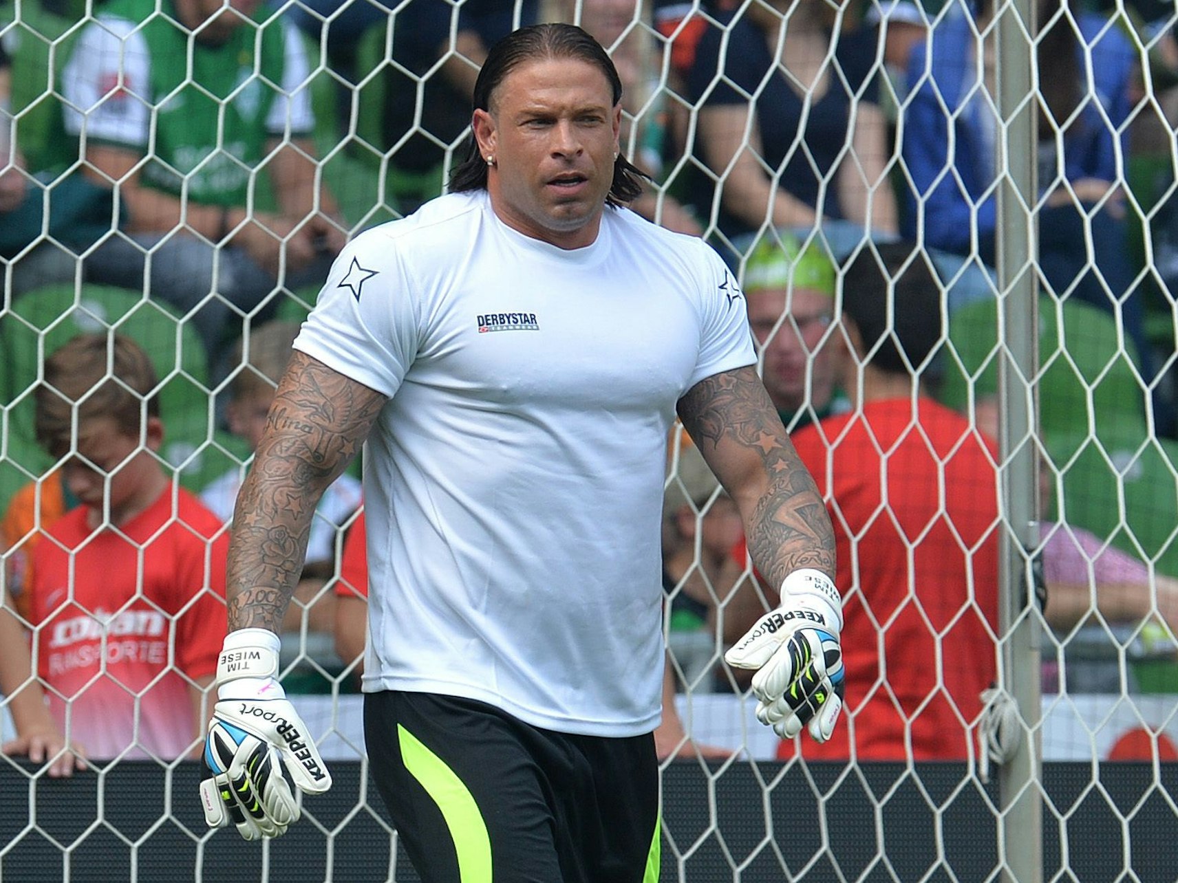 Fußball-Abschiedsspiel von Ailton 2014 im Weserstadion in Bremen: Ex-Werder Torwart Tim Wiese steht beim Aufwärmen auf dem Platz.