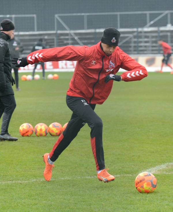 Davie Selke trainiert beim 1. FC Köln Torschüsse.