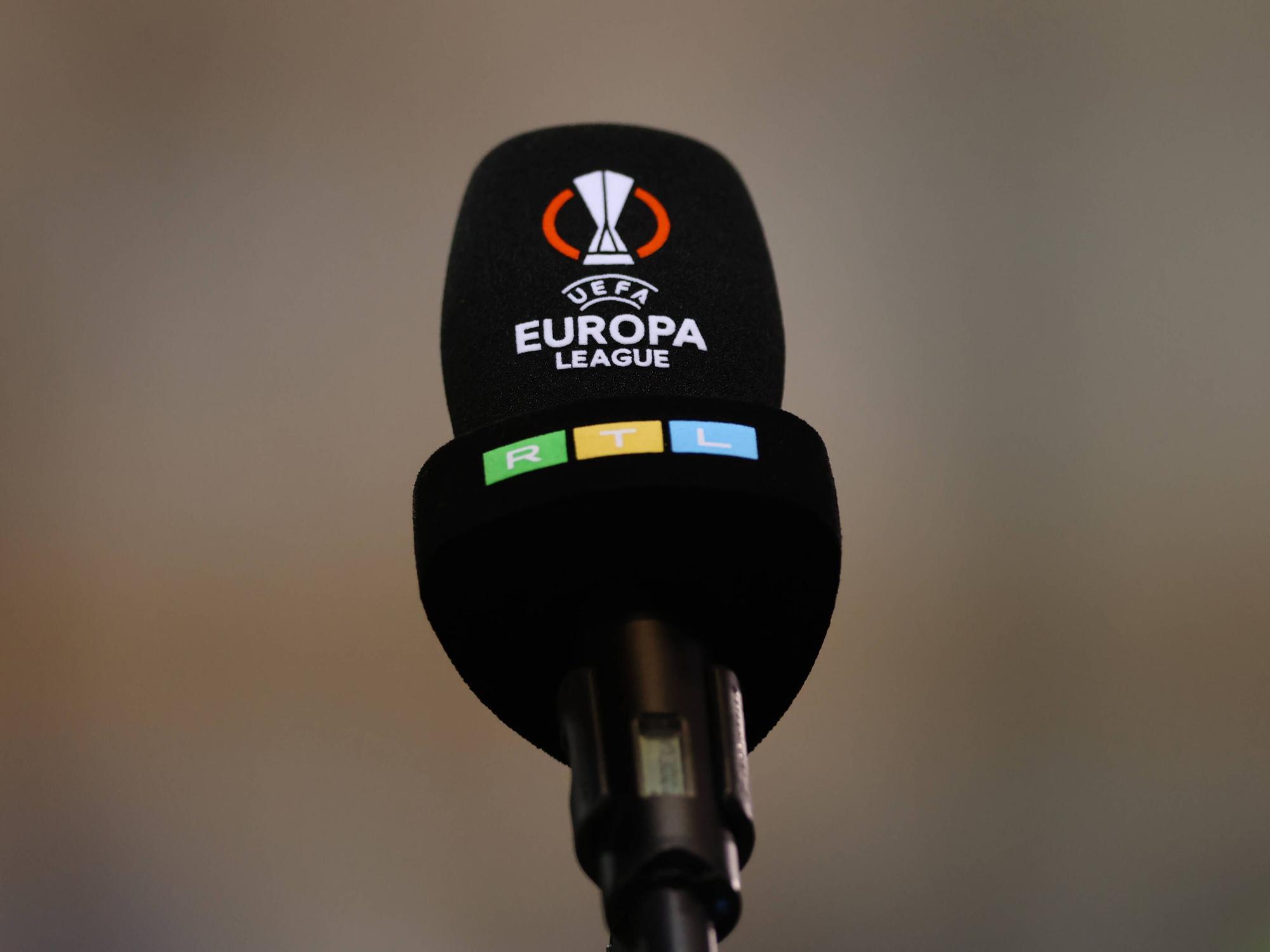 Ein Mikrofon von Sender RTL in der Europa League.