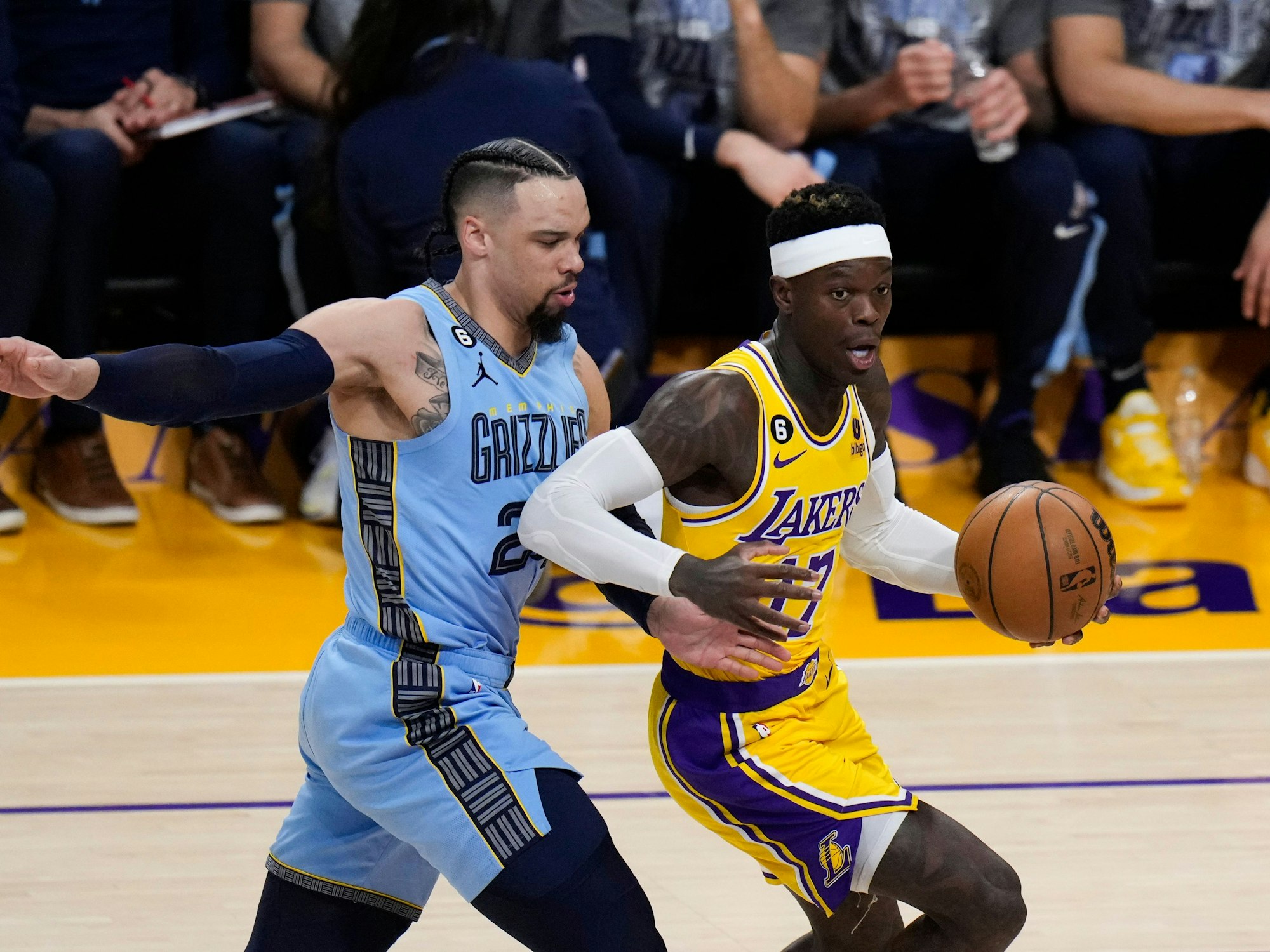 Dennis Schröder (17) von den Los Angeles Lakers wird von Dillon Brooks von den Memphis Grizzlies verteidigt.
