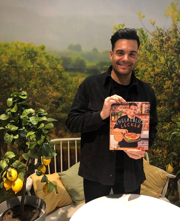 Stefano Zarrella posiert mit seinem ersten eigenen Kochbuch.
