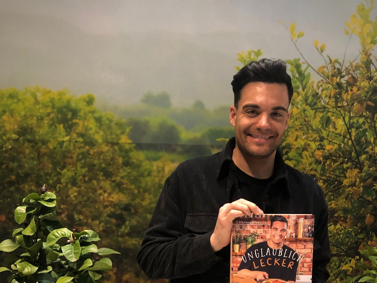 Stefano Zarrella posiert mit seinem ersten eigenen Kochbuch.