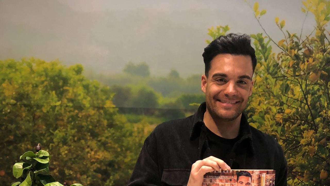 Stefano Zarrella posiert mit seinem ersten eigenen Kochbuch.