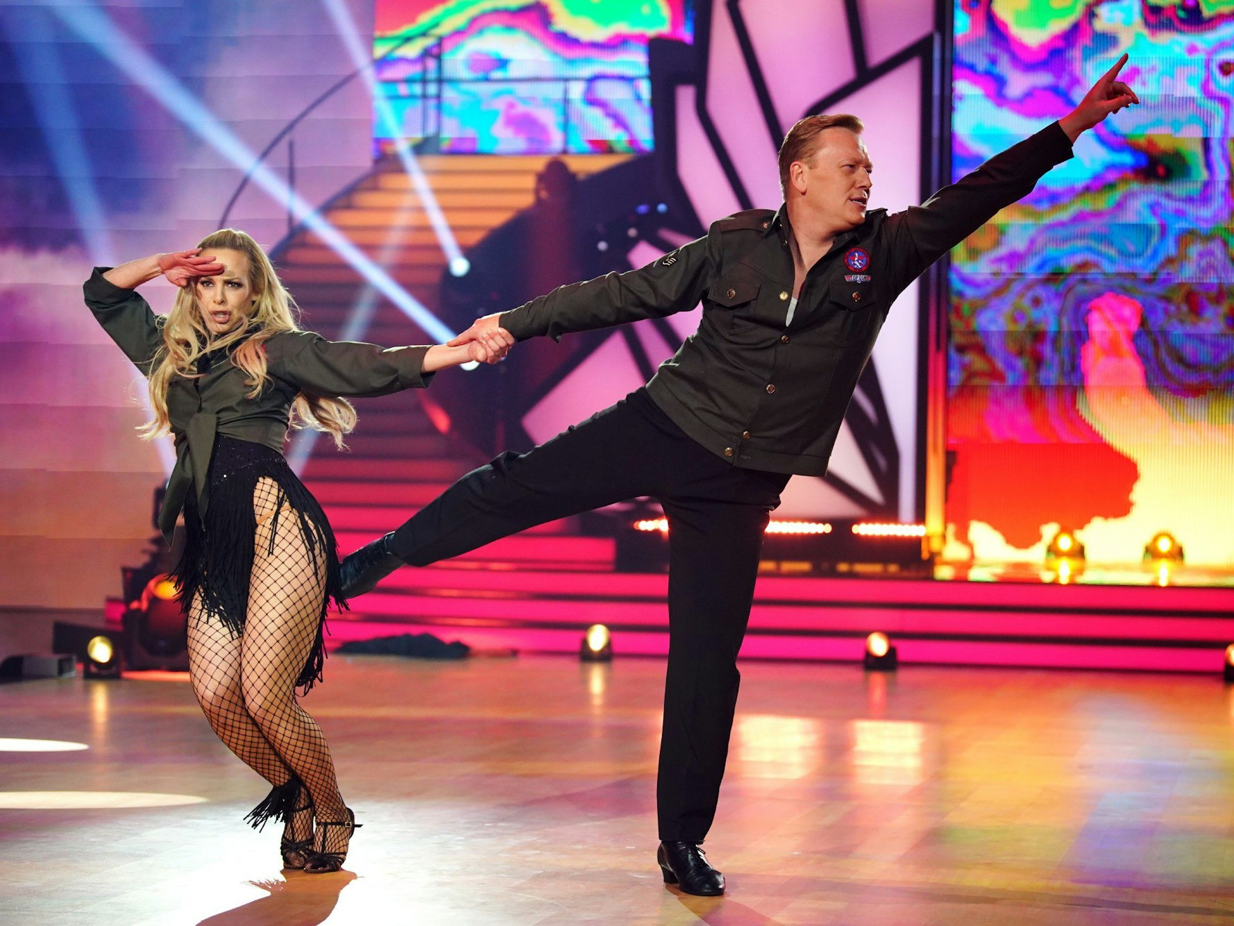 Jens „Knossi“ Knossalla und Isabel Edvardsson tanzen bei „Let's Dance“ einen Jive.