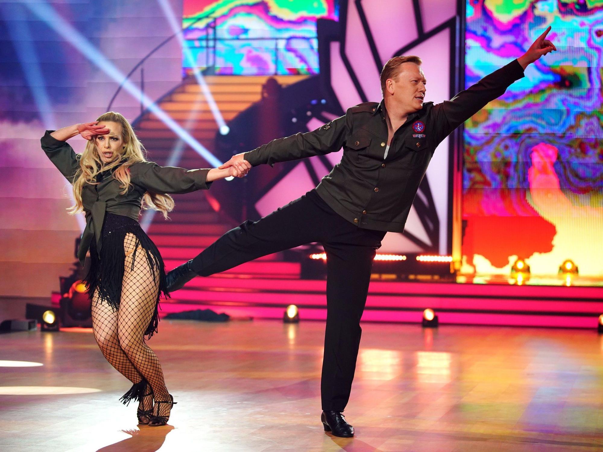 Jens „Knossi“ Knossalla und Isabel Edvardsson tanzen bei „Let's Dance“ einen Jive.