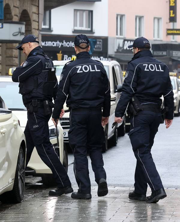 Zoll-Beamte kontrollieren am Donnerstagvormittag (9. März 2023) ein Taxi am Hauptbahnhof.