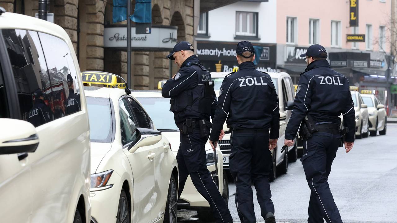 Zoll-Beamte kontrollieren am Donnerstagvormittag (9. März 2023) ein Taxi am Hauptbahnhof.