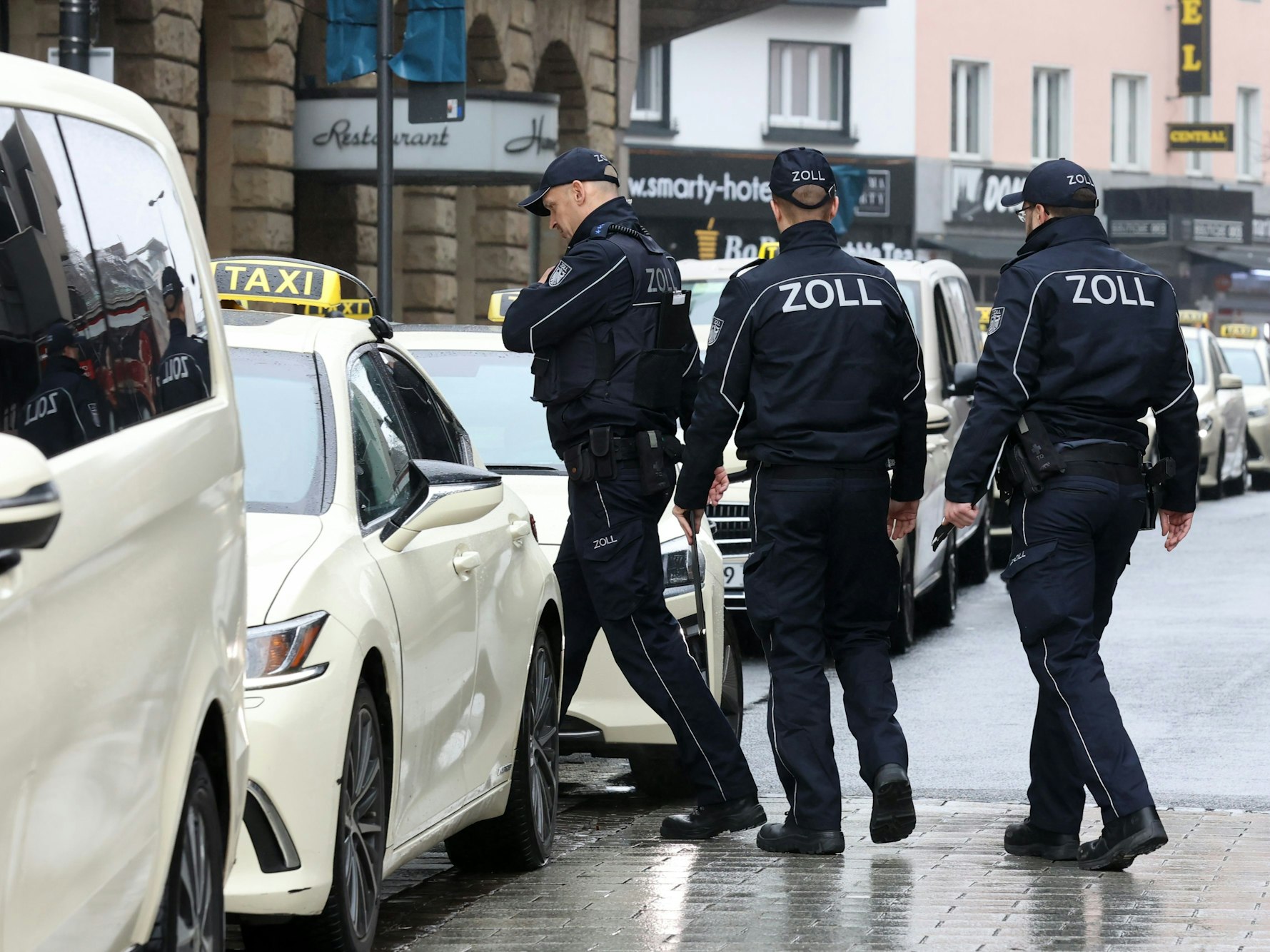 Zoll-Beamte kontrollieren am Donnerstagvormittag (9. März 2023) ein Taxi am Hauptbahnhof.