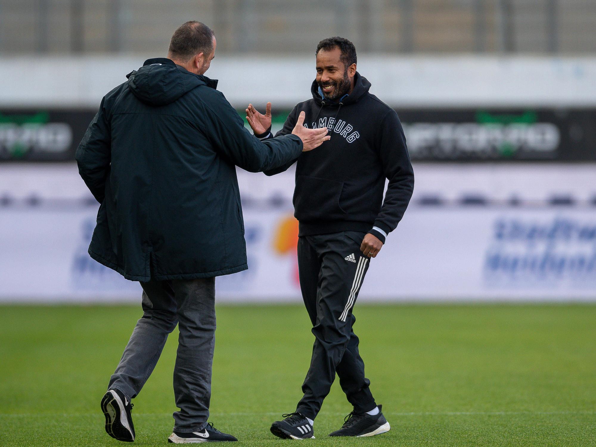 Frank Schmidt und Daniel Thioune verabschieden sich per Handschlag nach dem Aufeinandertreffen in der 2. Bundesliga.
