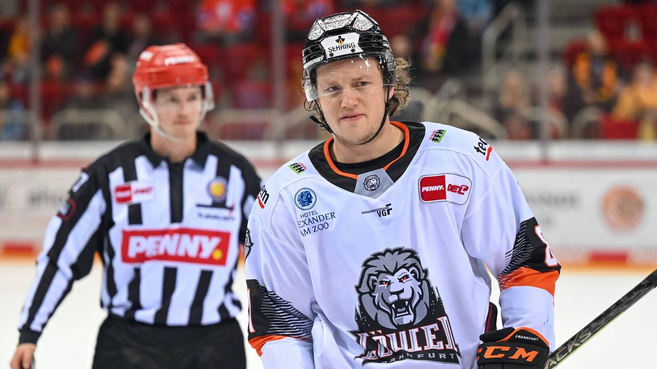 Ryan Olsen (Frankfurt) nach seinem Stückstich gegen die DEG.