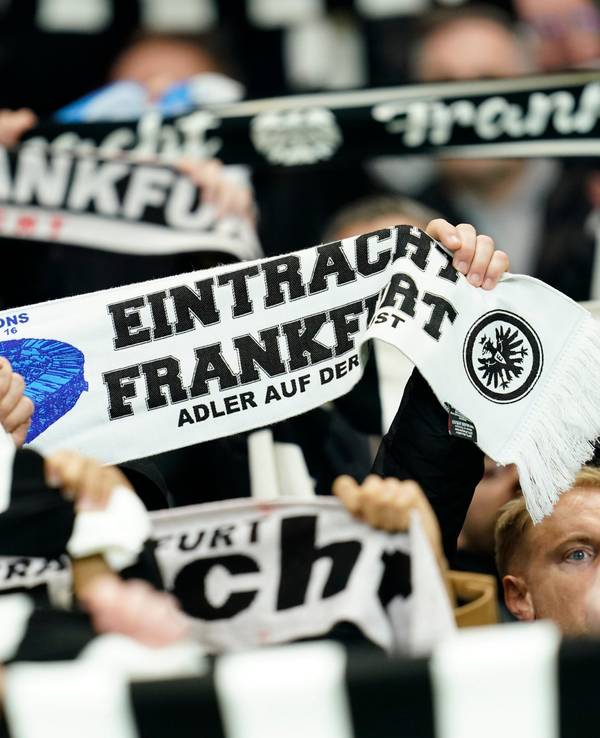 Vor dem Hinspiel gegen Neapel präsentieren Eintracht-Fans am 21. Februar 2023 ihre Schalks.