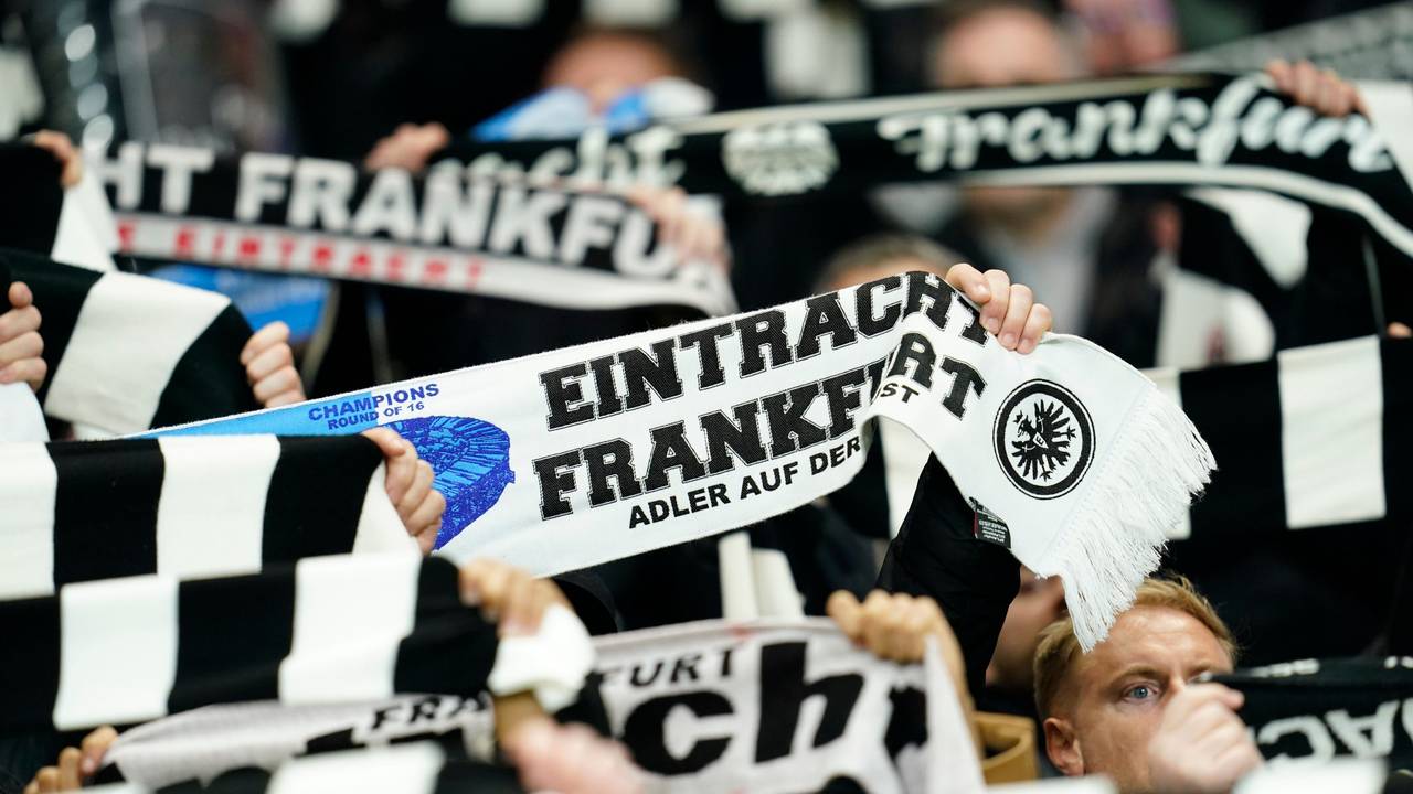 Vor dem Hinspiel gegen Neapel präsentieren Eintracht-Fans am 21. Februar 2023 ihre Schalks.