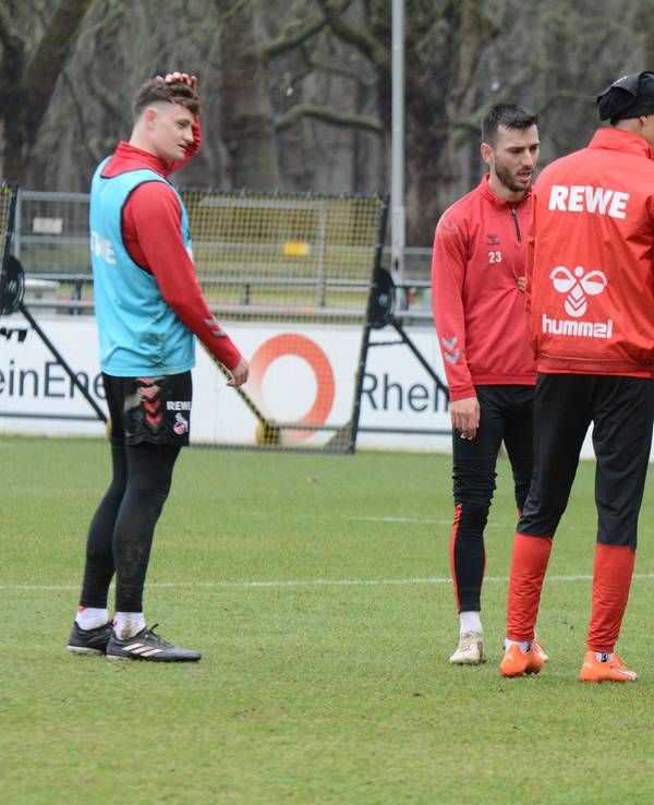 Davie Selke erkundigt und entschuldigt sich nach einem Trainings-Zusammenprall bei Nikola Soldo.