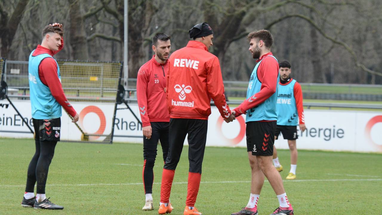 Davie Selke erkundigt und entschuldigt sich nach einem Trainings-Zusammenprall bei Nikola Soldo.