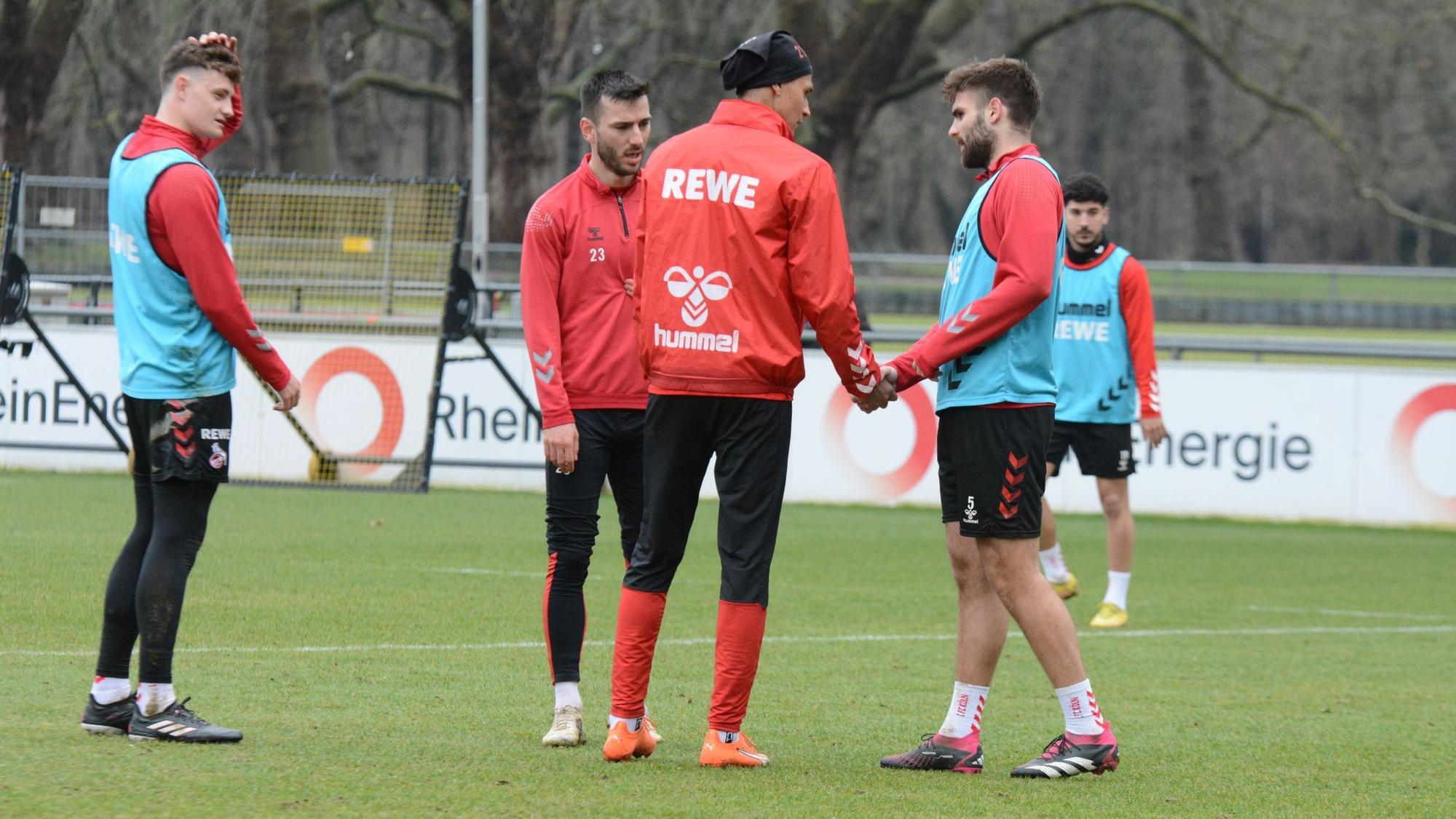 Davie Selke erkundigt und entschuldigt sich nach einem Trainings-Zusammenprall bei Nikola Soldo.