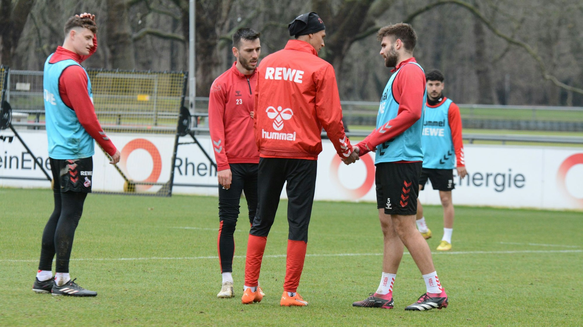 Davie Selke erkundigt und entschuldigt sich nach einem Trainings-Zusammenprall bei Nikola Soldo.