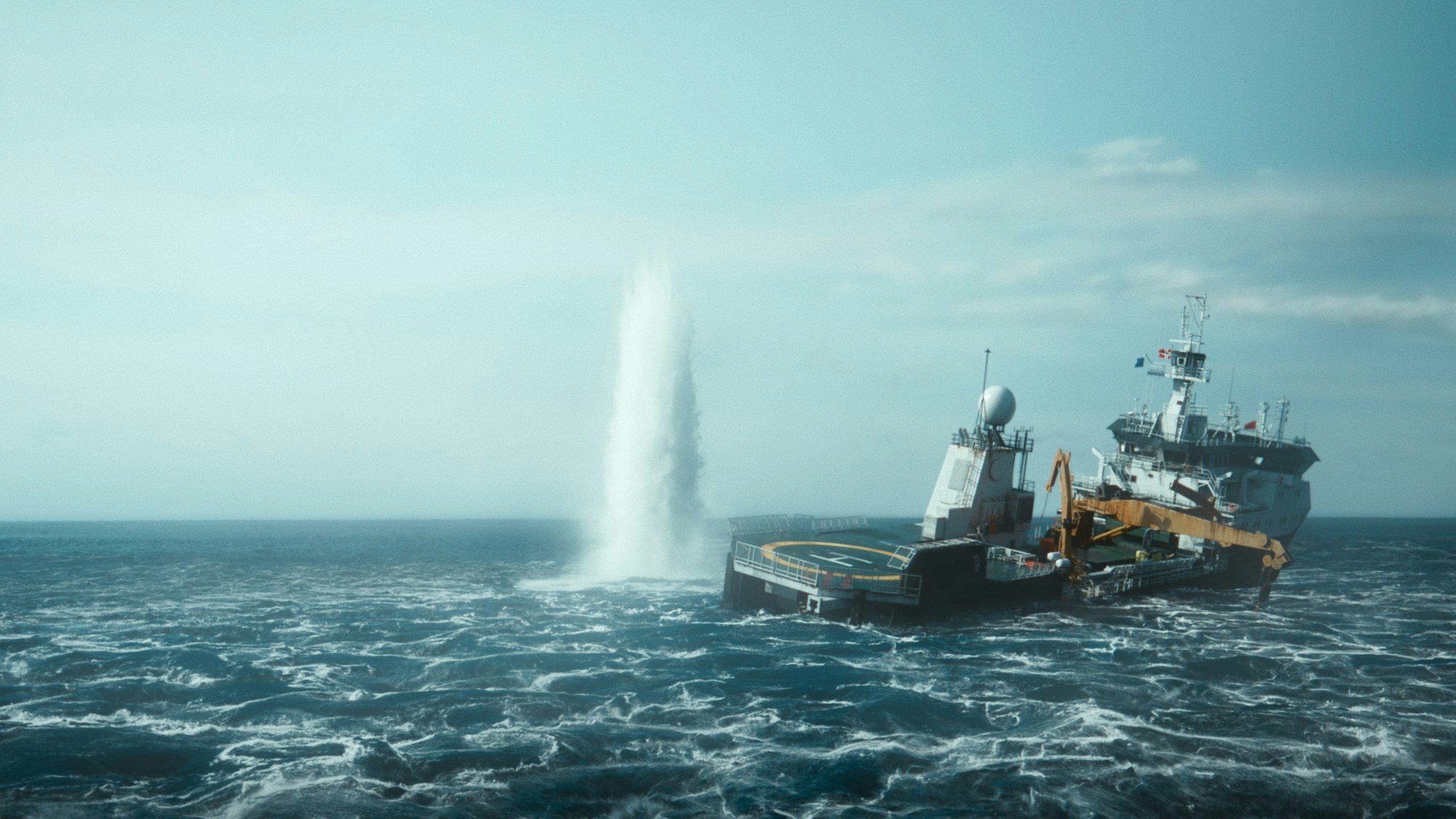 Szene aus der zweiten Folge von „Der Schwarm“: Neben dem Forschungsschiff „Thorvaldson“ schießt eine Wasser-Fontäne hoch, die das Schiff in Schieflage bringt.