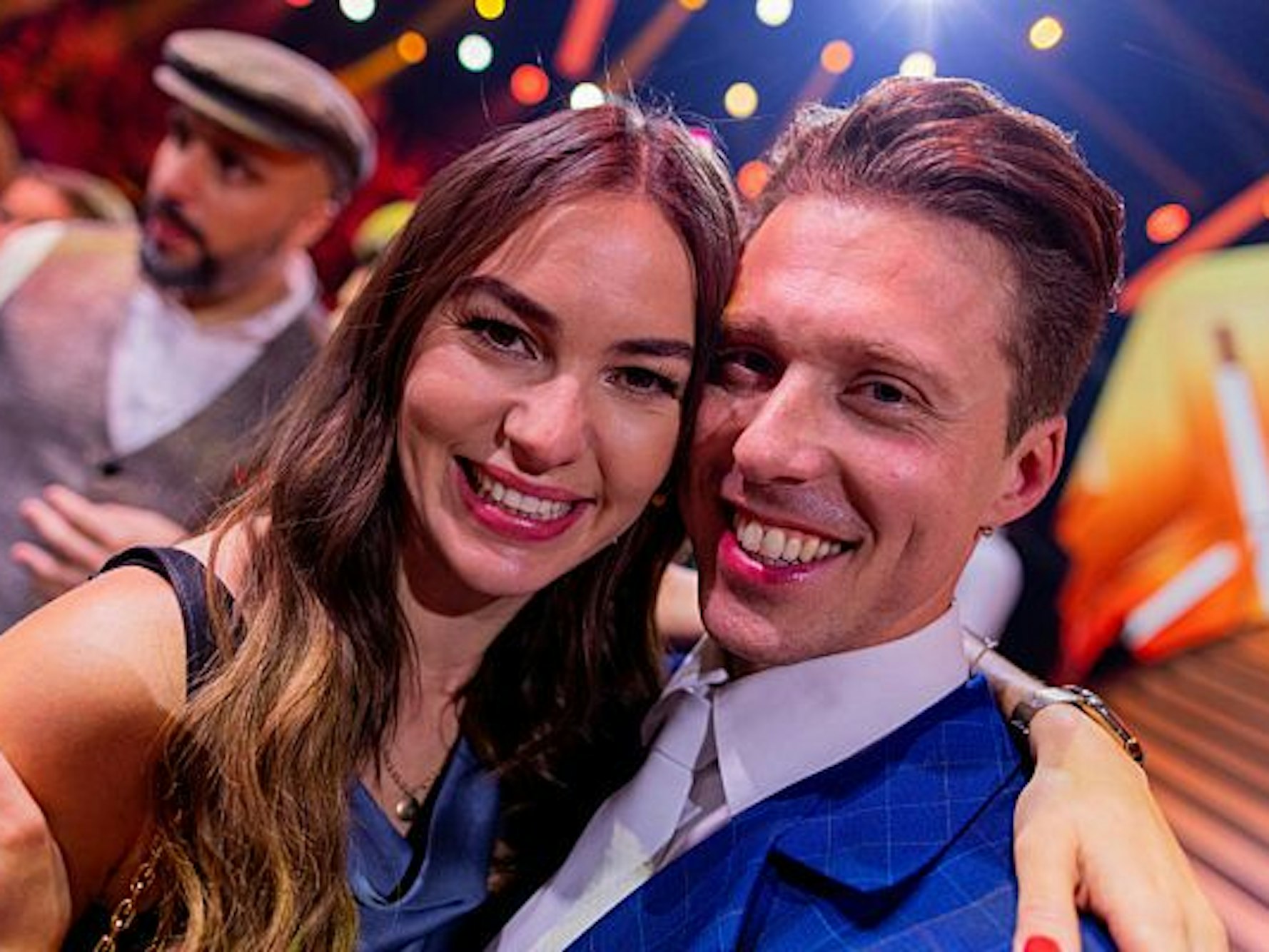 Renata Lusin und ihr Mann Valentin Lusin, beide Profitänzer, liegen sich im Anschluss an die RTL-Tanzshow "Let's Dance" im Coloneum in den Armen.