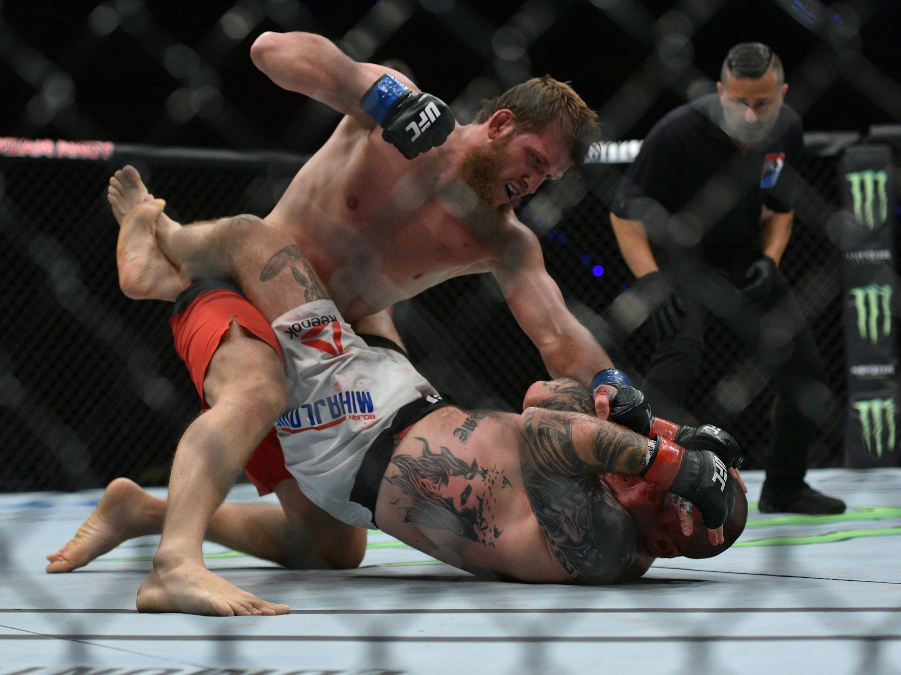 Der russische MMA-Kämpfer Abdul-Kerim Edilov (rote Hose) bei seinem einzigen UFC-Kampf in Rotterdam am 2. September 2017.