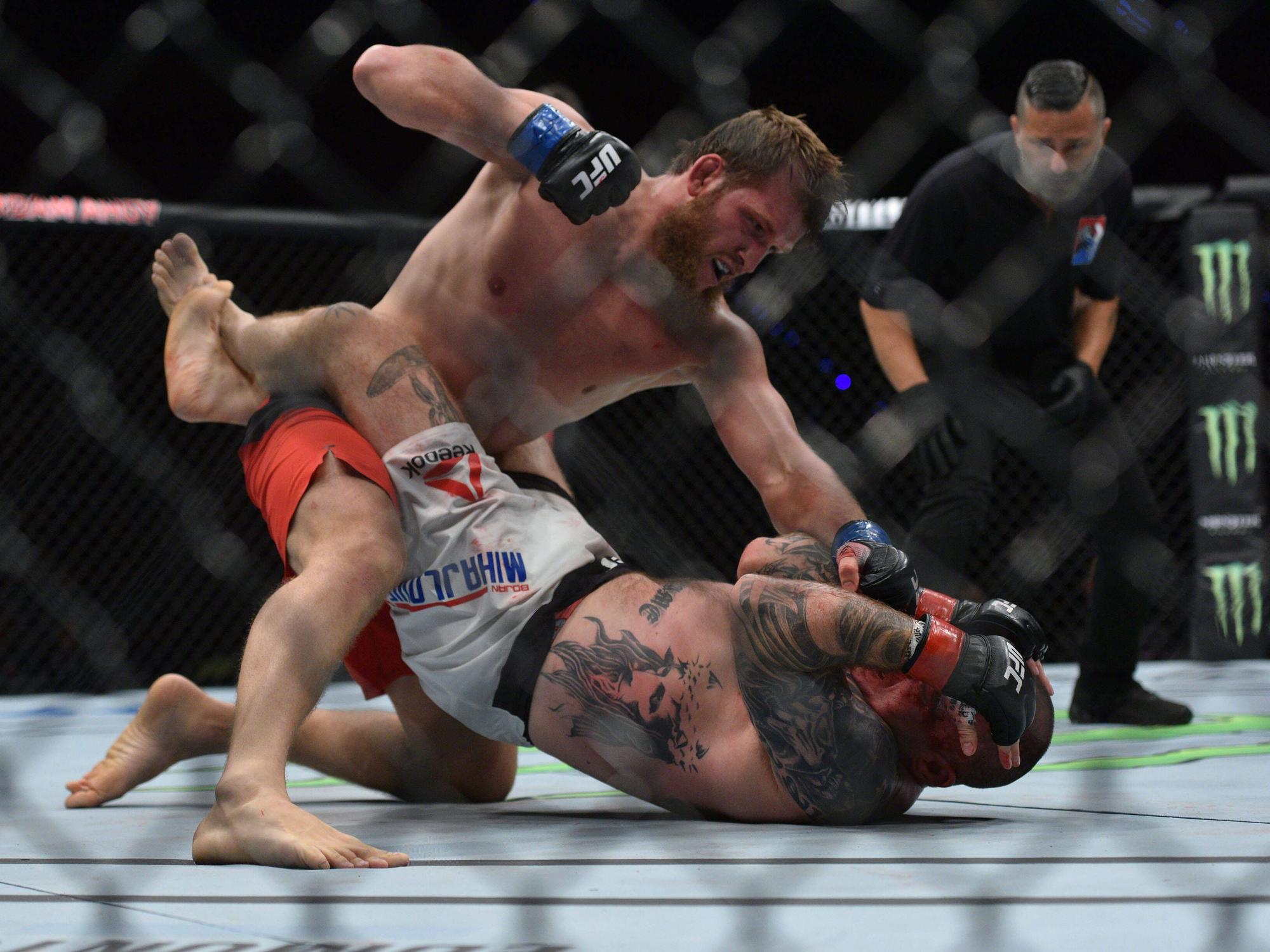 Der russische MMA-Kämpfer Abdul-Kerim Edilov (rote Hose) bei seinem einzigen UFC-Kampf in Rotterdam am 2. September 2017.