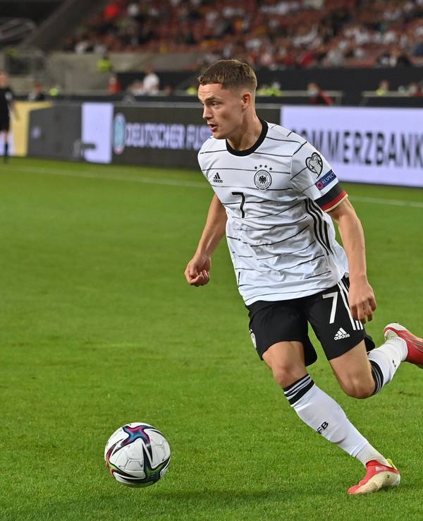 Florian Wirtz für Deutschland am Ball.
