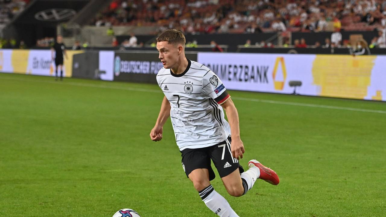 Florian Wirtz für Deutschland am Ball.