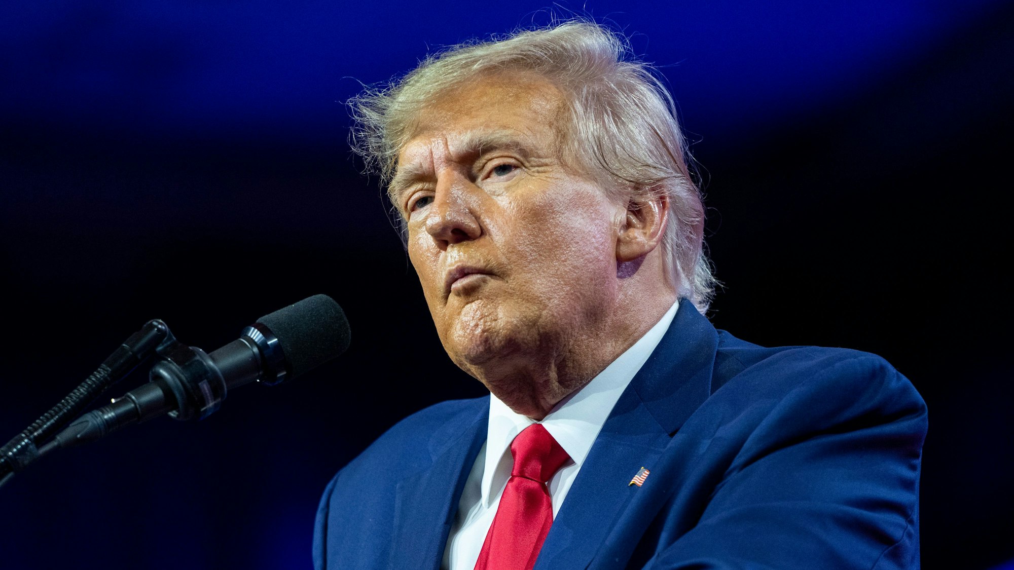 Donald Trump spricht auf der Conservative Political Action Conference «CPAC 2023» im National Harbor. Er trägt einen dunkelblauen Anzug und eine rote Krawatte.