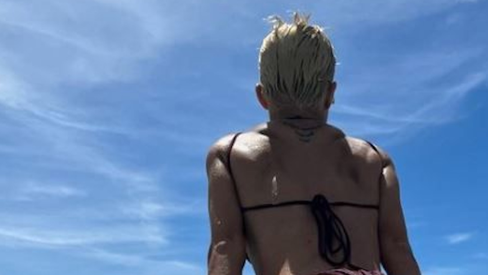 Hanna Sökeland von hinten fotografiert in einem Pool in Rio de Janeiro