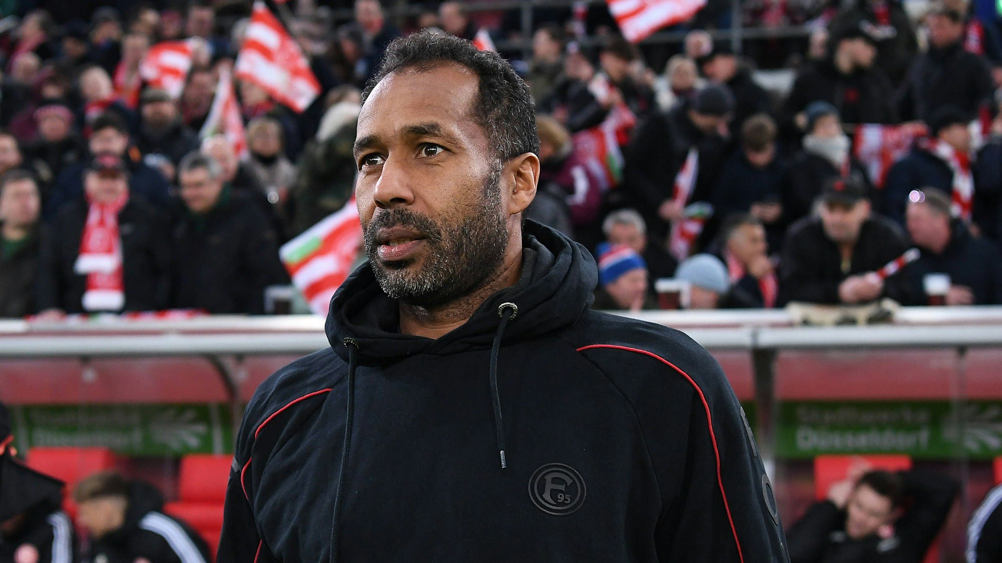 Daniel Thioune steht beim Spiel gegen Eintracht Braunschweig an der Seitenlinie.