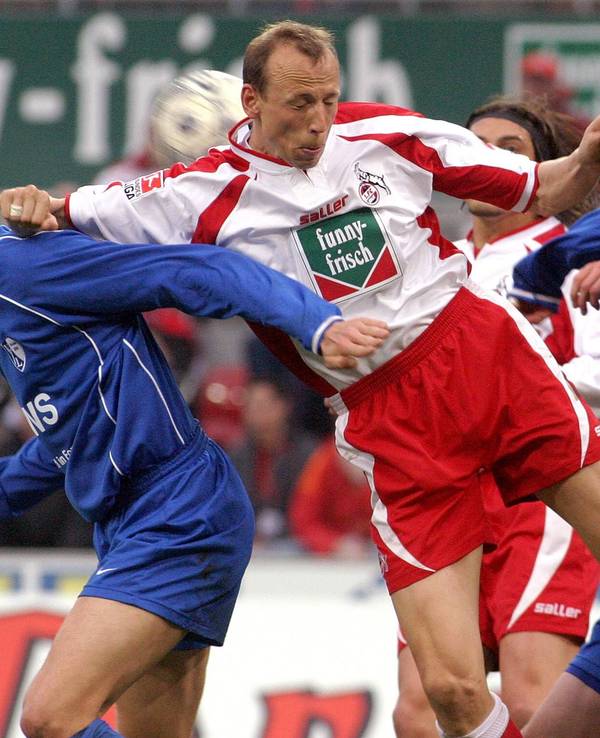 Frank Fahrenhorst und Matthias Scherz liefern sich ein Kopfballduell.