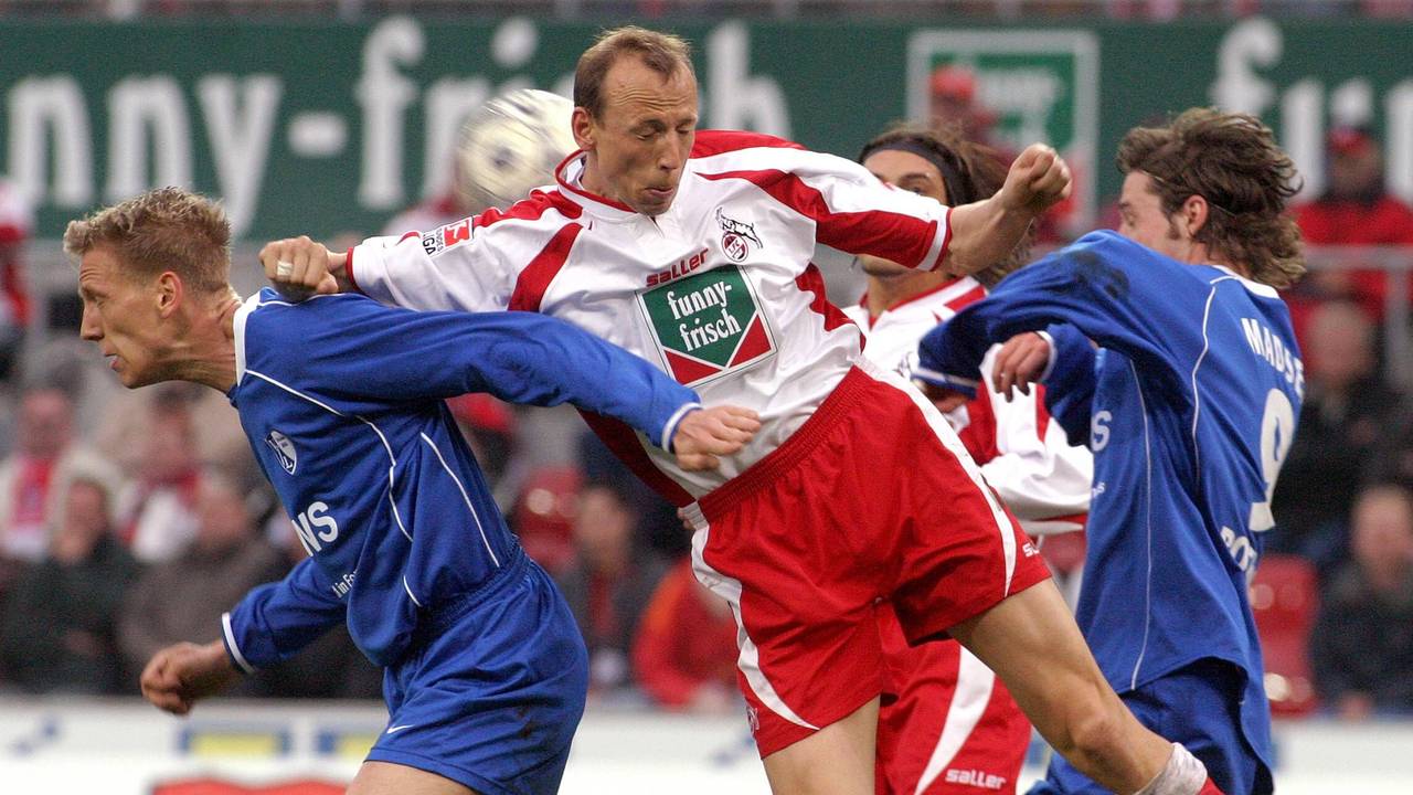 Frank Fahrenhorst und Matthias Scherz liefern sich ein Kopfballduell.