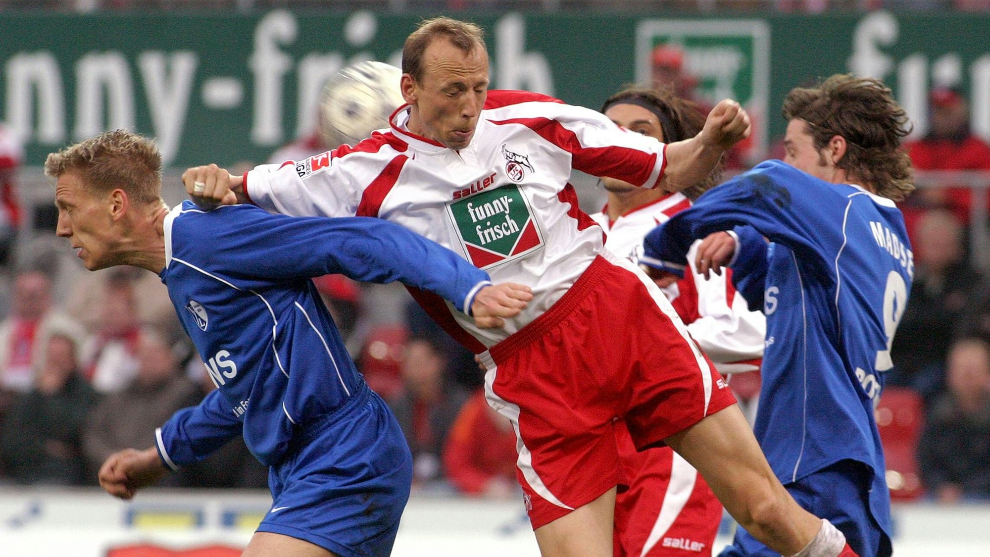 Frank Fahrenhorst und Matthias Scherz liefern sich ein Kopfballduell.