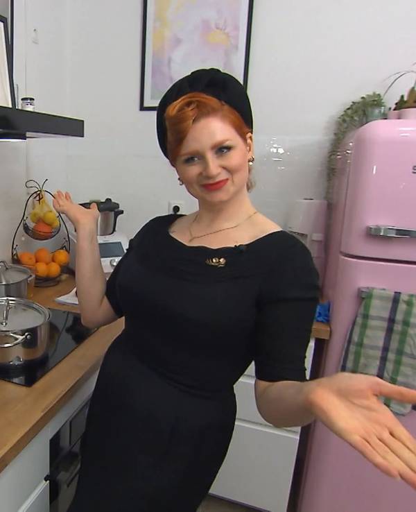 Für ihr 50er-Jahre Retro-Dinner hat sich Candice passend gekleidet.