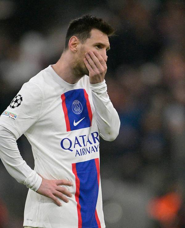 Lionel Messi steht enttäuscht auf dem Platz in der Allianz Arena.