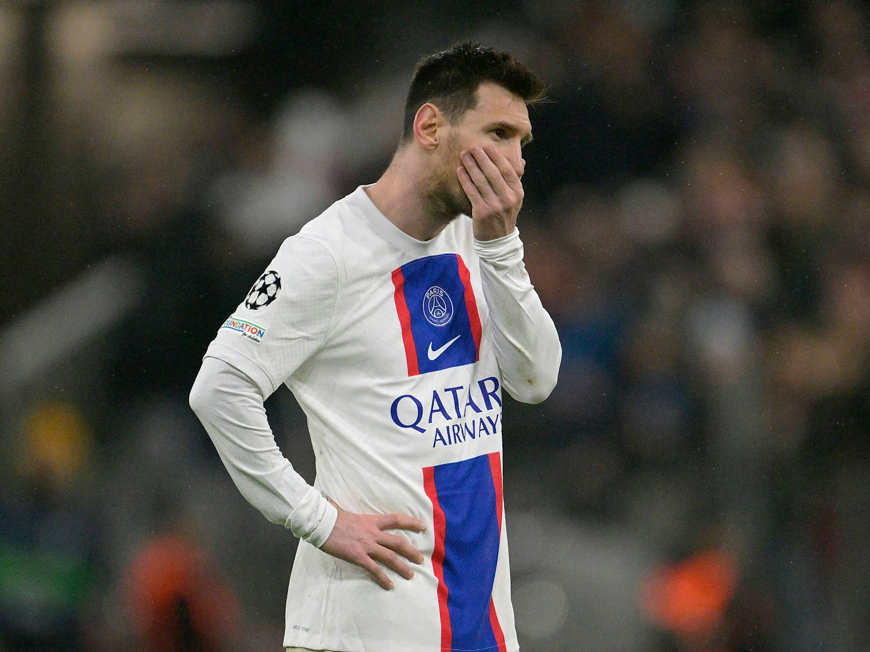 Lionel Messi steht enttäuscht auf dem Platz in der Allianz Arena.