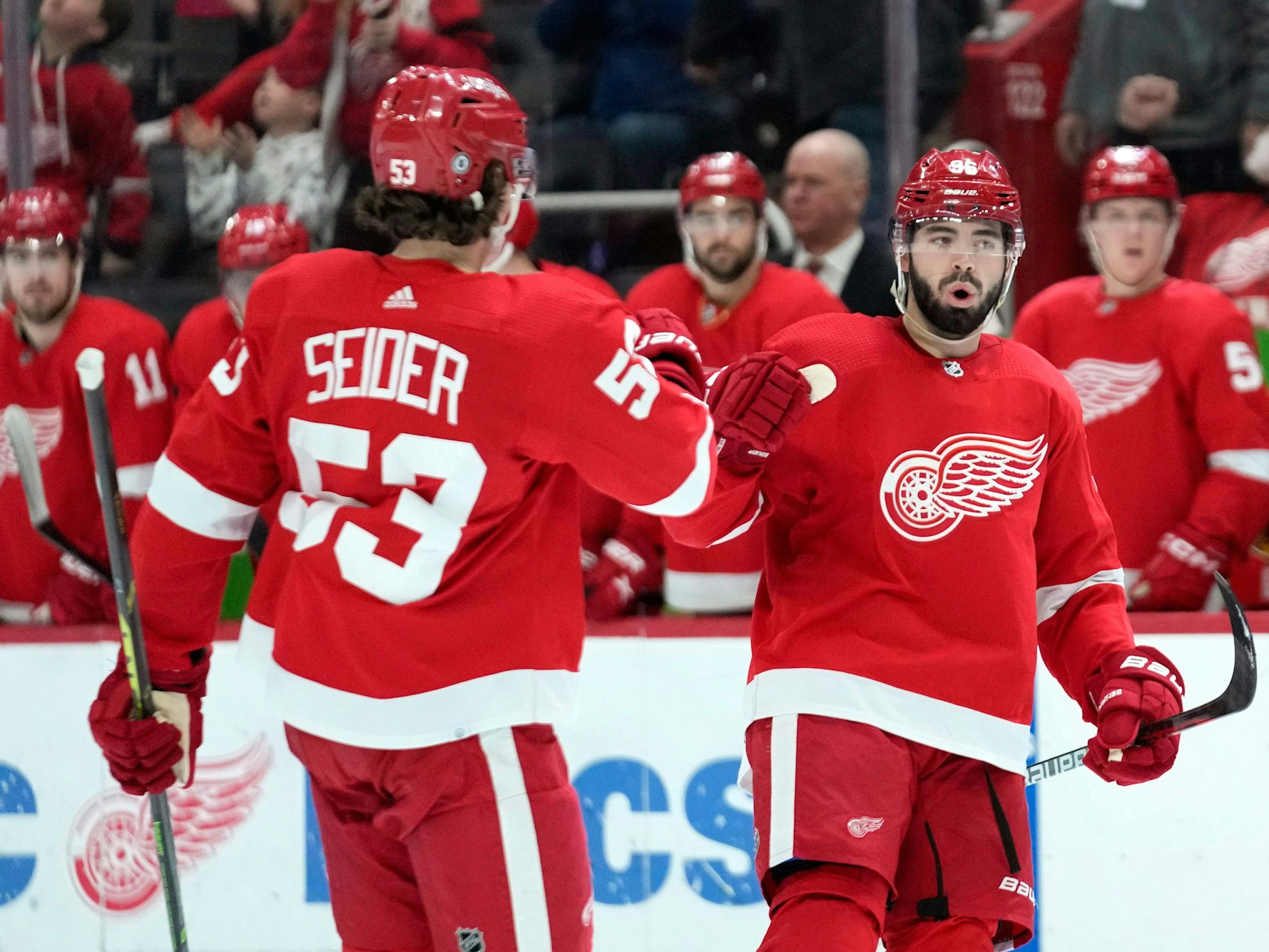 Detroit Red Wings-Verteidiger Jake Walman (r) feiert sein Tor mit Moritz Seider (53).