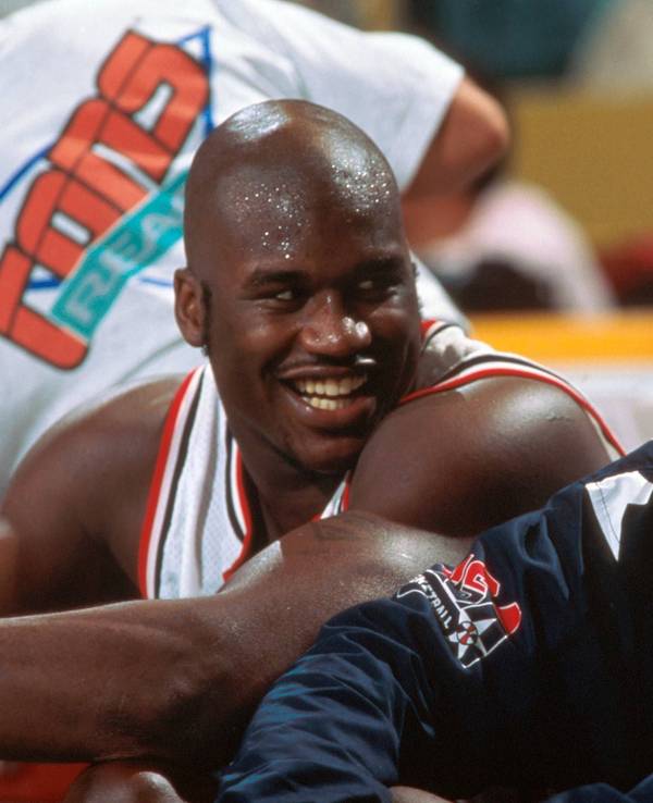 Shaquille O'Neal (li.) und Shawn Kemp (beide USA) amüsieren sich auf der Bank.
