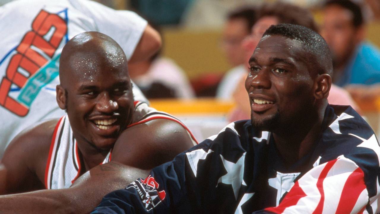 Shaquille O'Neal (li.) und Shawn Kemp (beide USA) amüsieren sich auf der Bank.