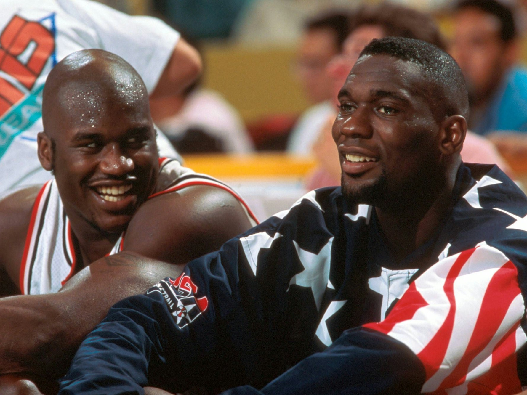 Shaquille O'Neal (li.) und Shawn Kemp (beide USA) amüsieren sich auf der Bank.