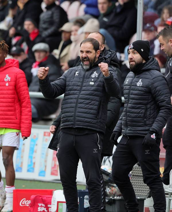 Stefan Ruthenbeck jubelt über den U19-Sieg des 1. FC Köln gegen Bayer Leverkusen.