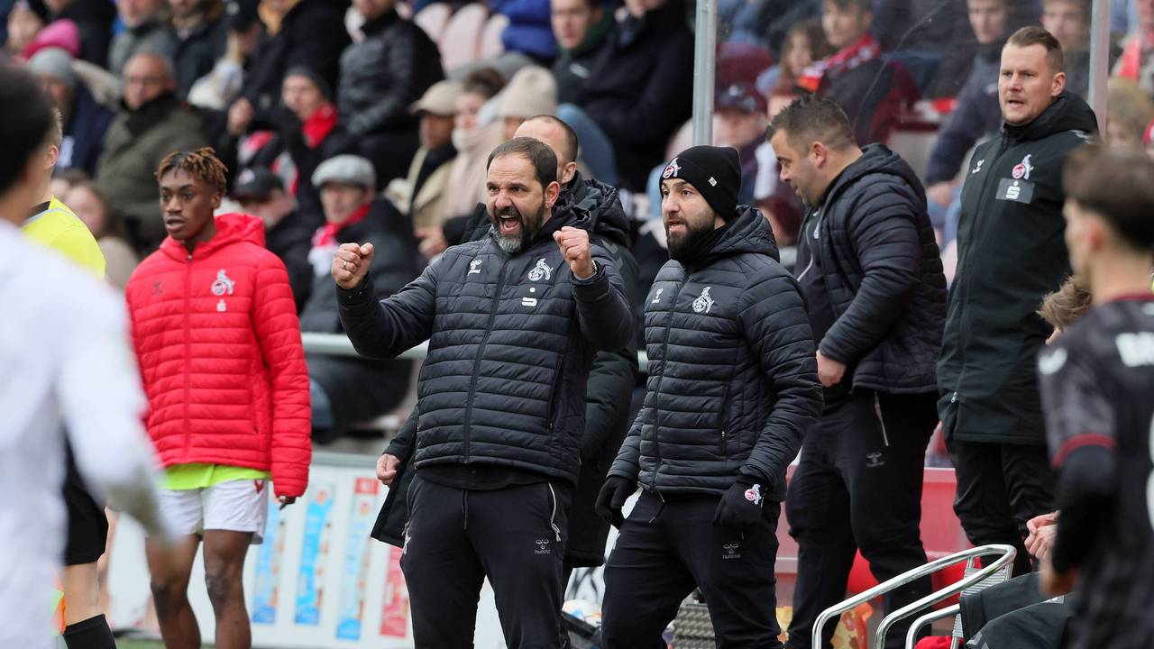 Stefan Ruthenbeck jubelt über den U19-Sieg des 1. FC Köln gegen Bayer Leverkusen.