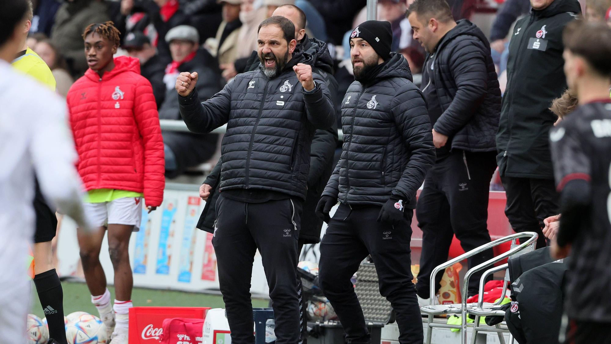 Stefan Ruthenbeck jubelt über den U19-Sieg des 1. FC Köln gegen Bayer Leverkusen.